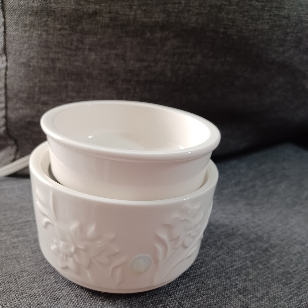 White Floral Wax Warmer Simmer Pot Electric candle Holiday